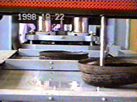 背割りされたタイヤは32分割の裁断機に送られ自動的にプレスされます。
